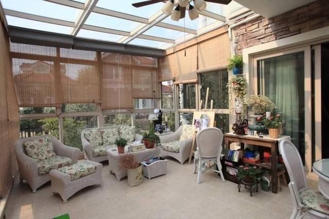 露天院子封閉成陽(yáng)光房，農(nóng)村又一景色，這么裝修的不在少數(shù)