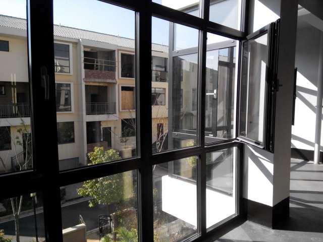 斷橋鋁封陽(yáng)臺(tái)廠(chǎng)家沒(méi)選好，終于知道為啥漏水了